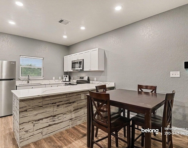 206 Roberts St - Photo Thumbnail 9