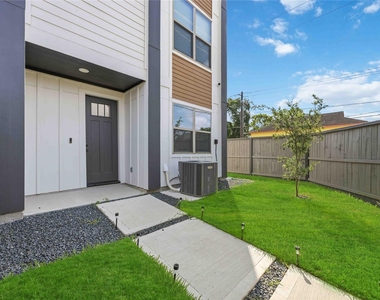 2530 Live Oak Street - Photo Thumbnail 2
