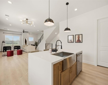 2530 Live Oak Street - Photo Thumbnail 15