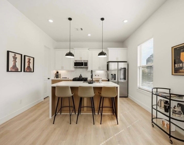 2530 Live Oak Street - Photo Thumbnail 10