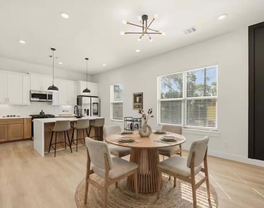 2530 Live Oak Street - Photo Thumbnail 9