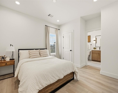 2530 Live Oak Street - Photo Thumbnail 17