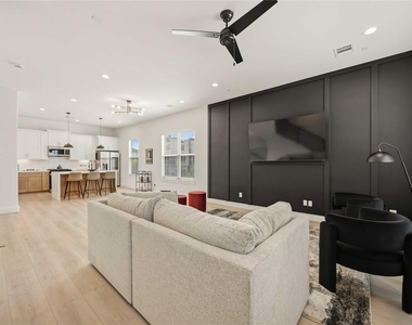 2530 Live Oak Street - Photo Thumbnail 12