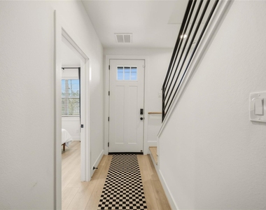 2530 Live Oak Street - Photo Thumbnail 3