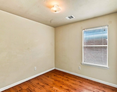 18810 N Lyford Drive - Photo Thumbnail 10