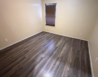 8315 White Pine Lane - Photo Thumbnail 17