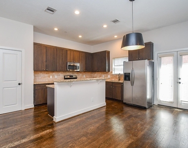 2422 Navigation Boulevard - Photo Thumbnail 3