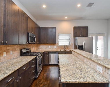 2422 Navigation Boulevard - Photo Thumbnail 4