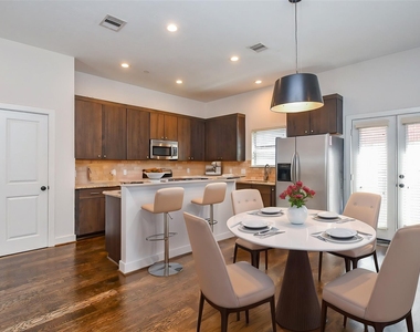 2422 Navigation Boulevard - Photo Thumbnail 2