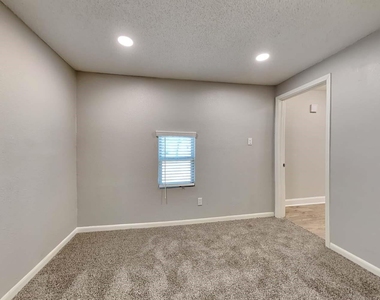 4824 Lyndon Drive - Photo Thumbnail 6
