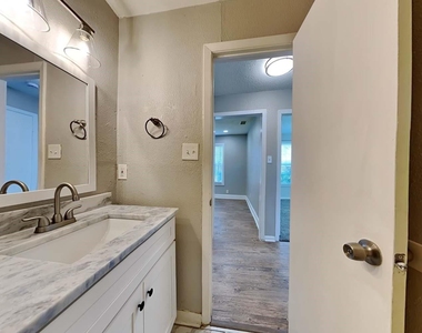 4824 Lyndon Drive - Photo Thumbnail 13