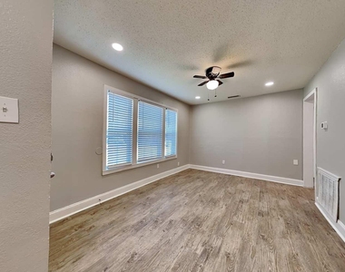 4824 Lyndon Drive - Photo Thumbnail 2
