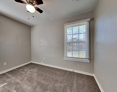 4824 Lyndon Drive - Photo Thumbnail 9