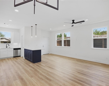 250 Georgia Street - Photo Thumbnail 3