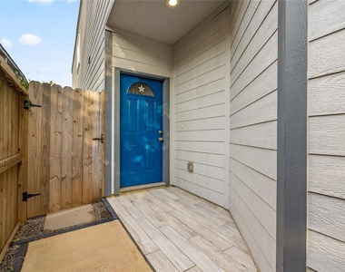 1411 Featherstone Street - Photo Thumbnail 6