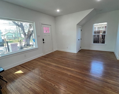 2316 Gentry Street - Photo Thumbnail 2