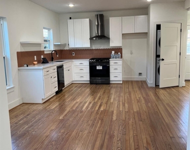 2316 Gentry Street - Photo Thumbnail 3