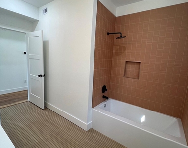 2316 Gentry Street - Photo Thumbnail 10