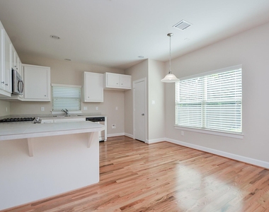 924 E 39th Street - Photo Thumbnail 8