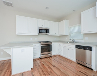 924 E 39th Street - Photo Thumbnail 9