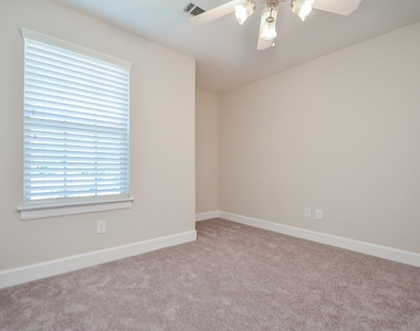 924 E 39th Street - Photo Thumbnail 27