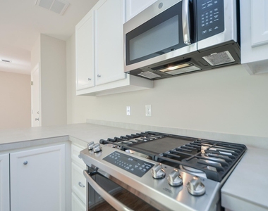 924 E 39th Street - Photo Thumbnail 13