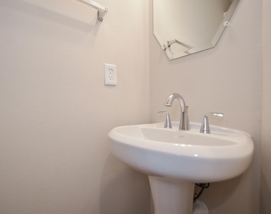 924 E 39th Street - Photo Thumbnail 14