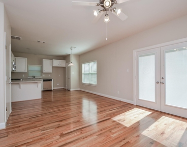 924 E 39th Street - Photo Thumbnail 5