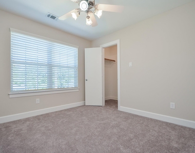 924 E 39th Street - Photo Thumbnail 24