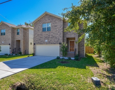 924 E 39th Street - Photo Thumbnail 2