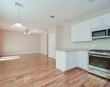 924 E 39th Street - Photo Thumbnail 10