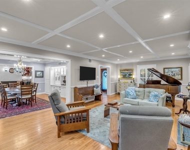 4304 Roseneath Drive - Photo Thumbnail 7
