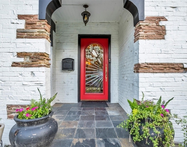 4304 Roseneath Drive - Photo Thumbnail 4