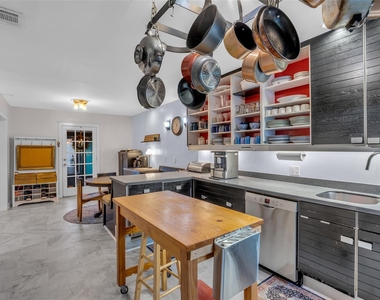 4304 Roseneath Drive - Photo Thumbnail 15