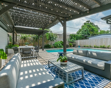 2415 Stoney Brook Drive - Photo Thumbnail 24