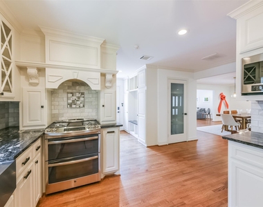 2415 Stoney Brook Drive - Photo Thumbnail 12