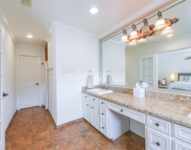 2415 Stoney Brook Drive - Photo Thumbnail 18