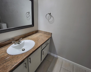 2818 S Bartell Drive - Photo Thumbnail 17