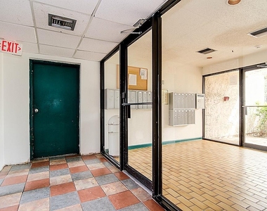 2818 S Bartell Drive - Photo Thumbnail 18