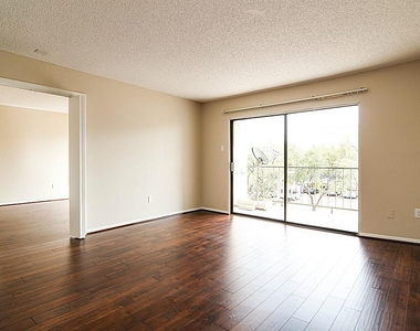 2818 S Bartell Drive - Photo Thumbnail 3