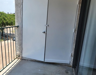 2818 S Bartell Drive - Photo Thumbnail 24