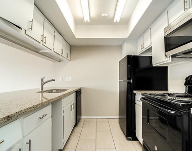 2818 S Bartell Drive - Photo Thumbnail 6