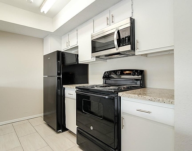 2818 S Bartell Drive - Photo Thumbnail 7