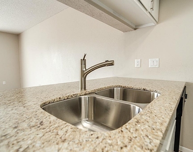 2818 S Bartell Drive - Photo Thumbnail 9