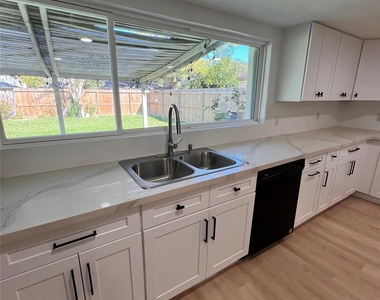 3211 Meadowview Drive - Photo Thumbnail 1