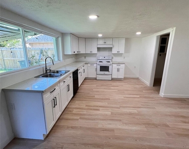 3211 Meadowview Drive - Photo Thumbnail 2