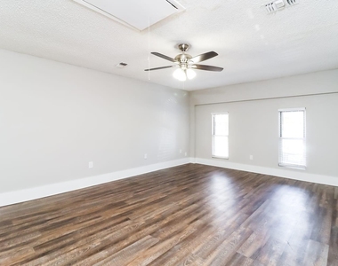 2212 W Oakdale Road - Photo Thumbnail 2