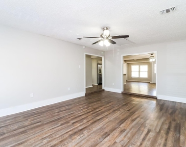2212 W Oakdale Road - Photo Thumbnail 3