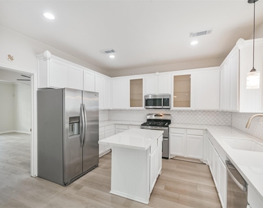 11230 Sunshine Park Drive - Photo Thumbnail 8