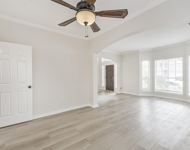 11230 Sunshine Park Drive - Photo Thumbnail 7
